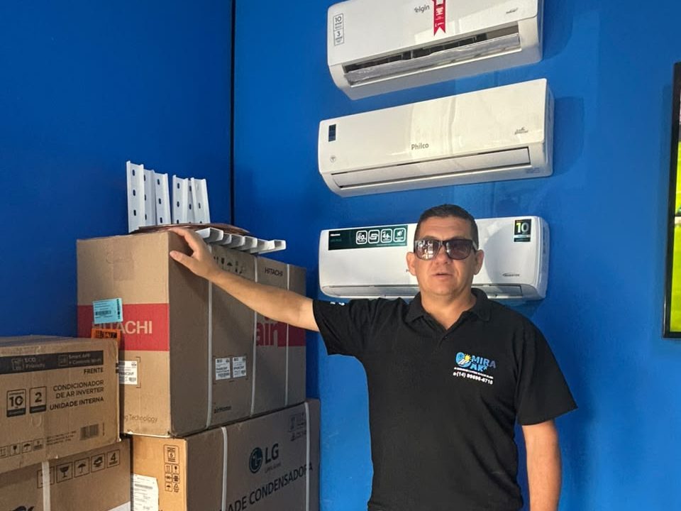 Aparelhos de ar-condicionado das marcas Hisense, LG e Philco instalados na parede