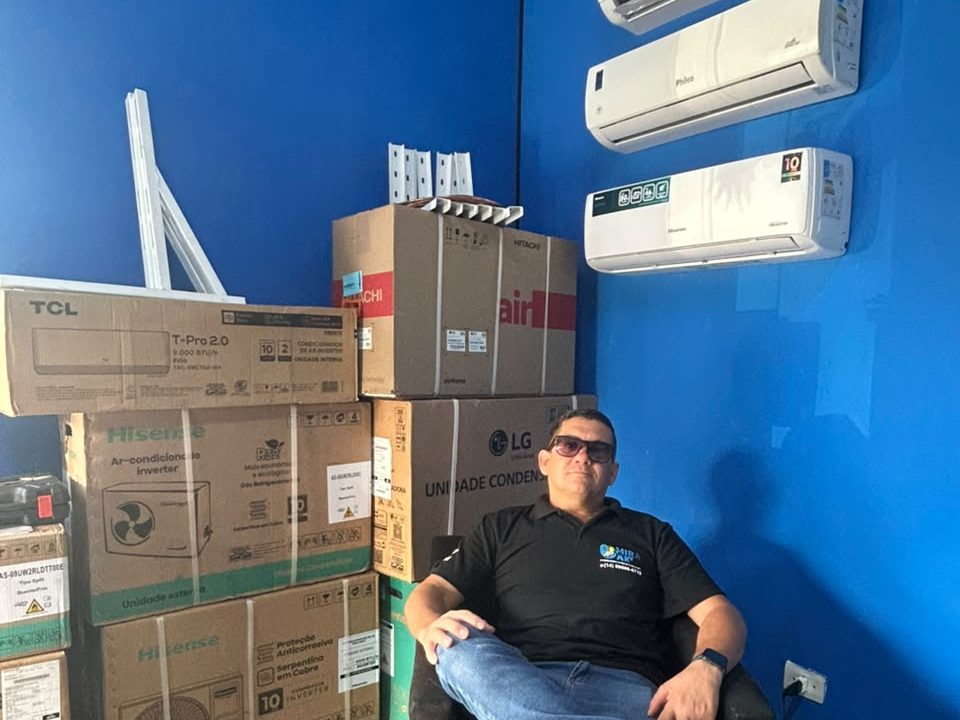 Giba ao lado de caixas de ar-condicionado novas prontas para instalação